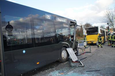 Stuttgart: Massenanfall von Verletzten nach Busunfall an der Bushaltestelle 